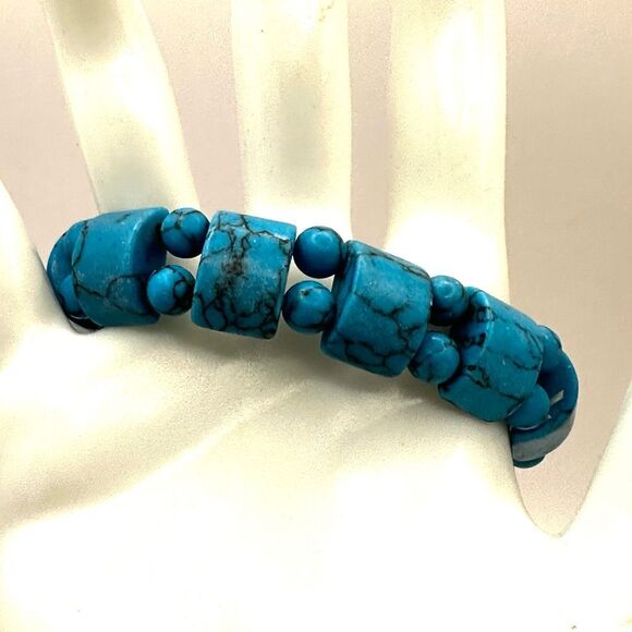 Dyed howlite stretchy bracelet - Picture 3 of 9